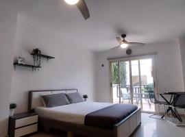 Modern Studio apartment Armonia Court，位于帕拉利米尼的酒店