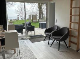 Stay close to the beach overlooking the sea in beautiful Svarte，位于斯塔德的酒店