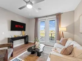 Luxury 1BR King Bed in North Fort Worth - Pool, Gym, Parking & Pet Friendly - Stockyards & World Cup