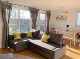 Bright and Modern West End Apartment with free parking