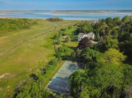 Water Views & Private Tennis Court，位于巴恩斯特布尔的酒店