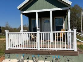 The KIWI VILLA - in Foley- 15 miles from the Beach，位于弗利的酒店
