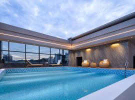 Phoenix Sky Pool Hotel-Newly Opened 2026 Free Pick-up Service Rooftop Infinity Pool Kids Playground On-site Café Near Fenghuang Scenic Area,位于凤凰的酒店