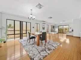 Perth Airport Stay 5BR House with 6 Beds &Parking