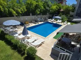 Perfectly Located Holiday Stay in Side Walking Distance to the Beach
