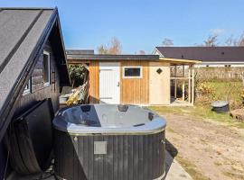 Awesome Home In Grenaa With Sauna，位于格雷诺的酒店