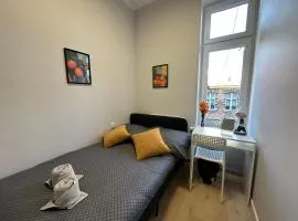 MMRent Orange Room