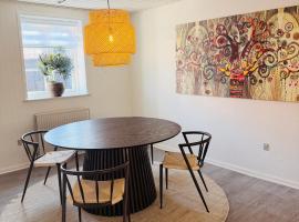 Dejlig hus i hjertet af Varde med egen Terrasse og alt du behøver som håndklæder og sengelinned，位于瓦尔德的酒店