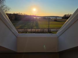 Attic floor with views over fields and sea，位于锡格蒂纳的酒店