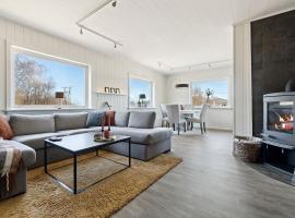 Large house, view of the sea, Engeløya，位于Steigen的酒店