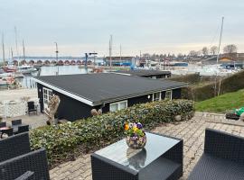 Charming holiday home on the harbour (5 persons)，位于勒兹维的酒店