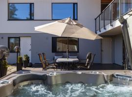 Luxury Villa with Pool and Sauna near Helsinki，位于埃斯波的酒店
