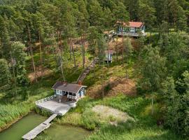 Villa Mats - Private property with seaside sauna，位于Spikis的酒店