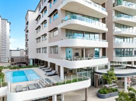 Lowanna Beach Resort Kawana，位于卡瓦纳华特斯的酒店