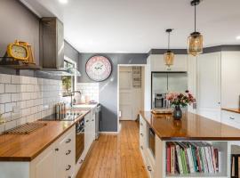 Stylish Cottage Near Hospital Precinct!，位于土乌巴的酒店