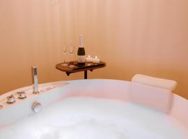 Chalet romantique - Jacuzzi privatif - King size，位于Montignac-Charente的酒店