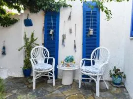 Small traditiional home near the shops and restaurants in Korissia, Kea