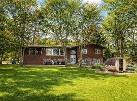 6 Bedroom Lakefront Main House in Sand Bay，位于Dillon的酒店