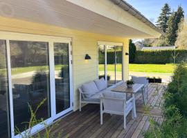 Villa Jule - Cozy and Elegant Place with Open Ceiling, Beautiful Garden and Specious Terrace，位于Kettinge的酒店