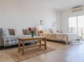 Depto en barrio residencial CABA - 2 personas con balcón y parrilla