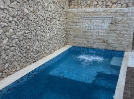 3 bedrooms home one block from the beach with pool, very central location，位于普罗格雷索的酒店