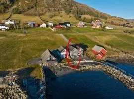 Seahouse with shoreline in Kalvåg