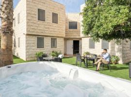 Hotel La Finca - Luxury Suites Hotel - סוויטות יוקרה במרכז באר שבע עם ג'קוזי וחוויית אירוח פרימיום，位于贝尔谢巴的酒店