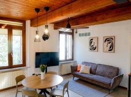 Casa La Neviera - loft con vasca idromassaggio - vicino mare e centro con parcheggio，位于佩萨罗的酒店