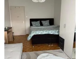 Chambre meublée dans appartement familial