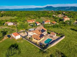 Casa Berton - Heated Saltwater Pool - Happy Rentals，位于拉宾的酒店