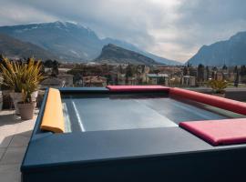 HOODY ACTIVE & HAPPINESS HOTEL，位于阿科的酒店