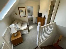 Private Self Contained Annexe Room with en-suite - Dogs welcome