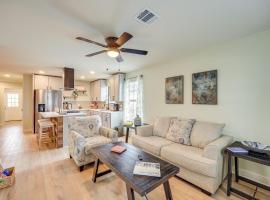 < 1 Mi to Lackland AFB: WFH-Friendly Retreat!，位于圣安东尼奥的酒店