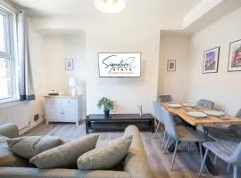 5-Bed Prime Location Stay with Parking & Station