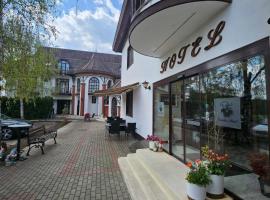 Karikas Hotel，位于豪伊杜索博斯洛的酒店