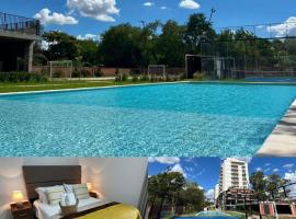 Depto con piscina y balcón a 5min del aeropuerto，位于Luque的酒店