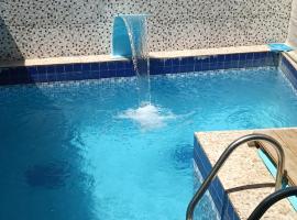 Casa 70 Hostel 350m da praia Balneario Flamingo，位于马蒂尼奥斯的酒店