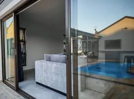 Queen Comfort Courtyard Room with Private Bathroom