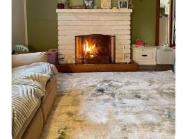 Cozy Country Cottage,Fireplace,Bath, sunroom & Cat，位于奥尔博斯特的酒店