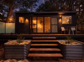 The Flower Sanctuary Tiny Home，位于春溪的酒店