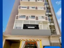 Super OYO Townhouse Hyderabad Gate IIT BHU Formerly RK Heights