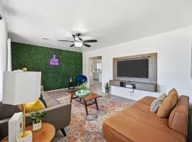 Funky Haus near Six Flags and ATT Stadium with Game & Movie room
