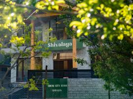 Snow City Stays - Shivalaya - Truly in Nature，位于马拉里的酒店