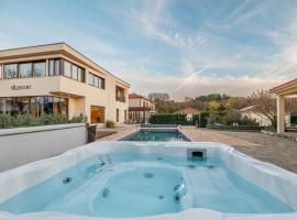 VSG Resort - 200m from Beach, Pool, Sauna & Jacuzzi，位于科里米诺的酒店
