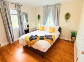 Cozy Private Queen Room 3 with Desk TV and WiFi near Yale，位于哈姆登的酒店