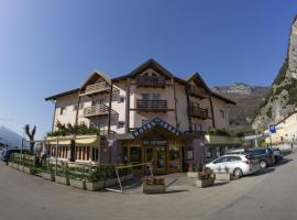 Hotel Ideal，位于Sarche di Calavino的酒店
