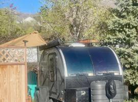 Cozy Glamping Pod Outdoor Kitchen and Shower，位于法明顿的酒店