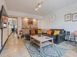 Gloucester 2BR Home with WiFi - Sleeps 5