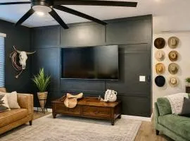 NEW! Velvet Spur - Pool - Sauna- 4 BR - 2 12 Bath