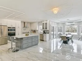 Game Room, Hot Tub! Family Getaway in Bayshore